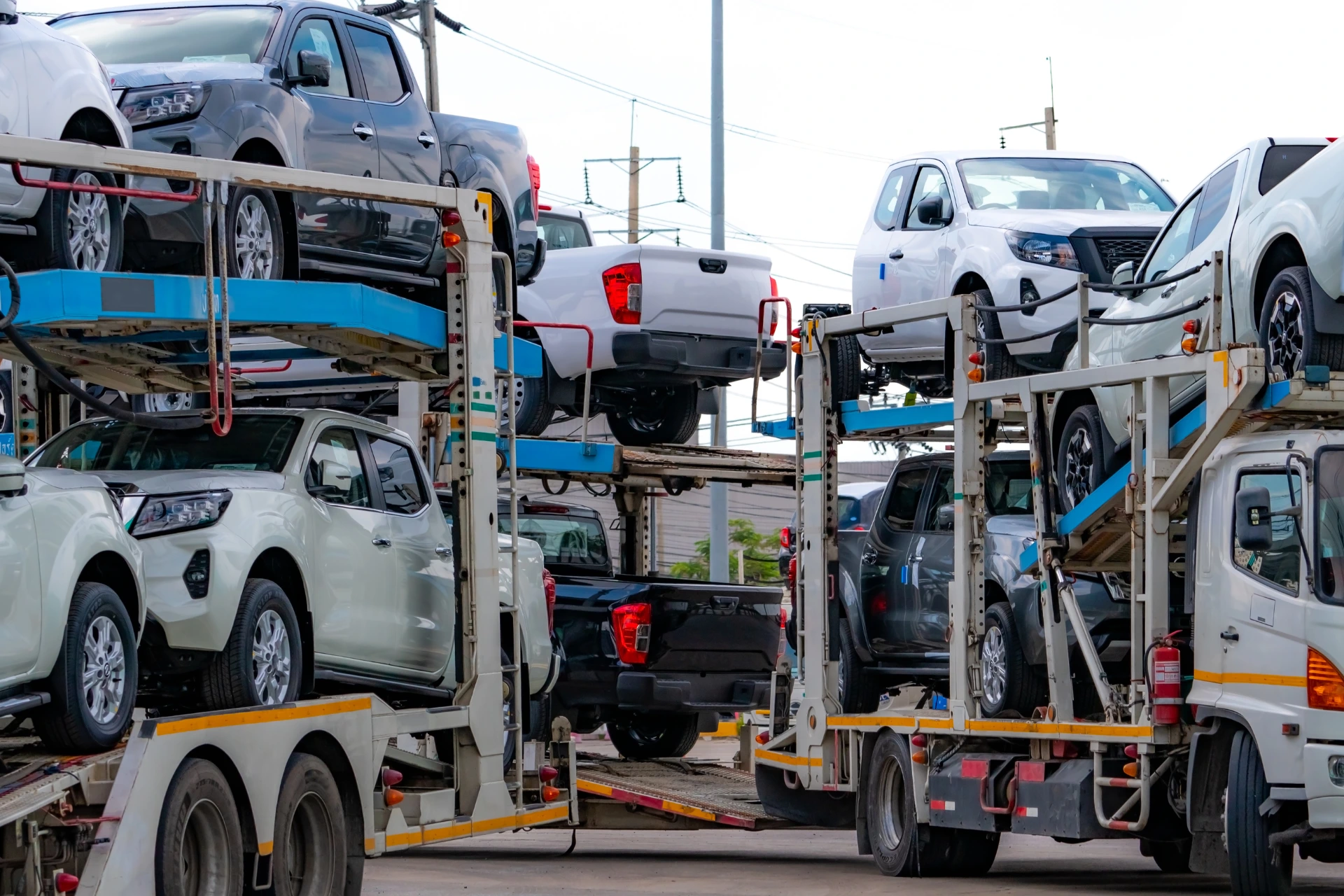 Open car carrier hauling multiple vehicles on a U.S. highway – Transportvibe
