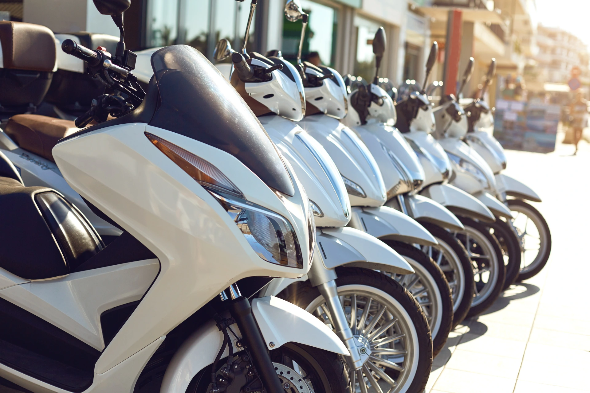 Side-by-side comparison of open-air and enclosed motorcycle shipping trailers – Transportvibe