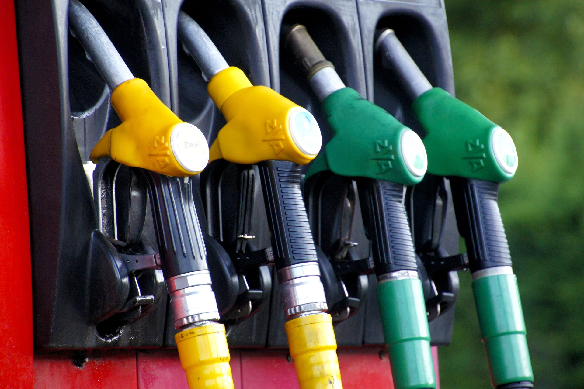 Gas station prices affecting car shipping cost trends – Transportvibe 2025 blog